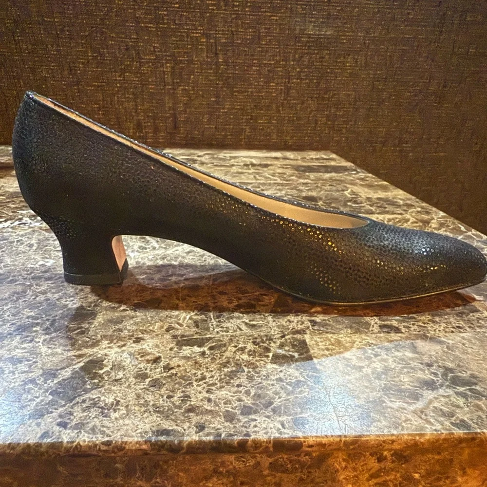 NWT Vintage Salvatore Ferragamo. Rio Nero Pebble Suede Pump. Size 6.5 AA.